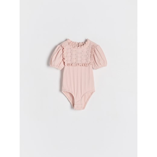 Reserved - Bawełniane body z falbaną - pastelowy róż ze sklepu Reserved w kategorii Body niemowlęce - zdjęcie 181914851