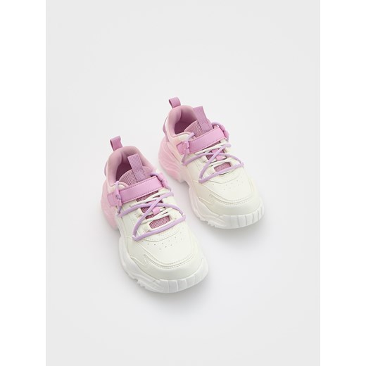 Reserved - Lekkie sneakersy z imitacji skóry - biały ze sklepu Reserved w kategorii Buty sportowe dziecięce - zdjęcie 181916144