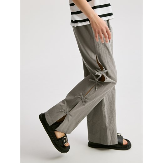 Reserved - Spodnie z wiązaniem na nogawkach - ciemnoszary Reserved 134 (8 lat) Reserved