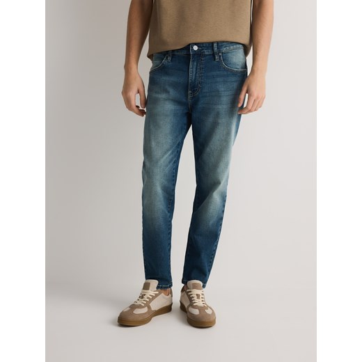 Reserved - Jeansy carrot slim z efektem sprania - indigo jeans ze sklepu Reserved w kategorii Jeansy męskie - zdjęcie 181919122