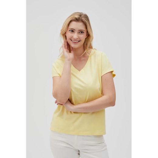 Bawełniny t-shirt z dekoltem w serek żółty ze sklepu Moodo.pl w kategorii Bluzki damskie - zdjęcie 181919701