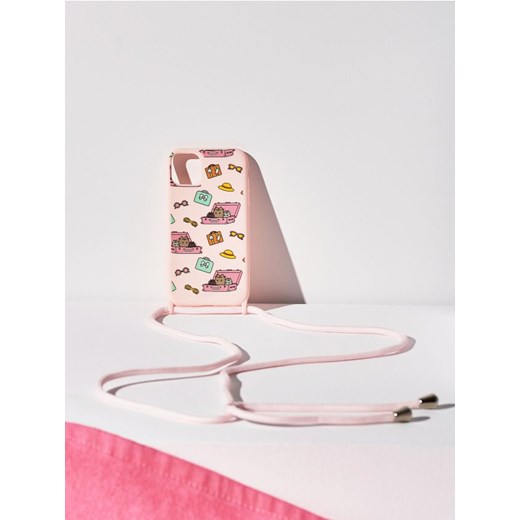 Sinsay - Etui na iPhone 15 ze smyczą Pusheen - różowy Sinsay One Size Sinsay