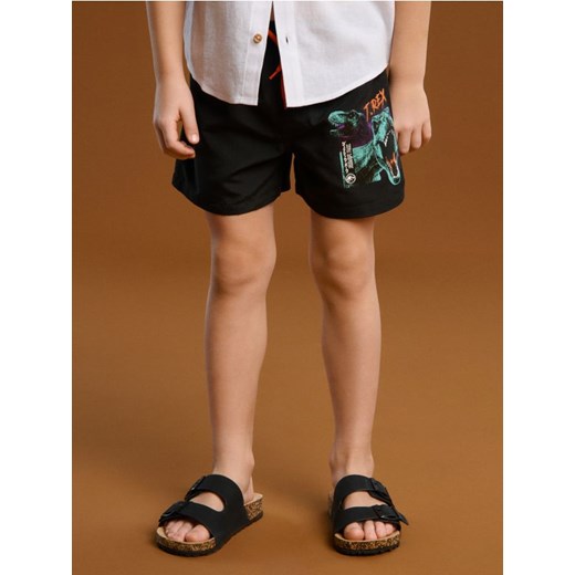 Sinsay - Szorty kąpielowe Jurassic Park - czarny - id: 714DH-99X - marki Sinsay - 181929780 Sinsay - Szorty kąpielowe Jurassic Park - czarny ze sklepu Sinsay w kategorii Kąpielówki chłopięce - zdjęcie 181929780