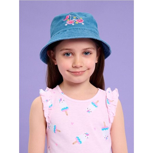 Sinsay - Jeansowy kapelusz bucket hat z haftowanymi owocami - niebieski ze sklepu Sinsay w kategorii Czapki dziecięce - zdjęcie 181929912