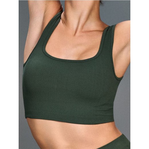 Sinsay - Elastyczny bezszwowy crop top z prążkowanej tkaniny - zielony ze sklepu Sinsay w kategorii Bluzki damskie - zdjęcie 181942441