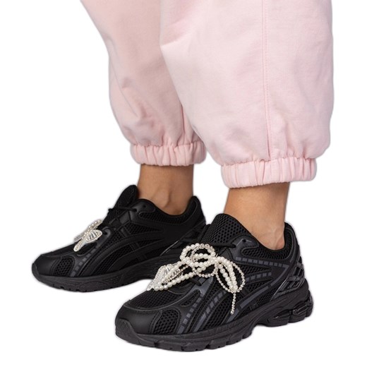 Czarne sneakersy z odpinanymi ozdobami ze sklepu ButyModne.pl w kategorii Buty sportowe damskie - zdjęcie 181955240