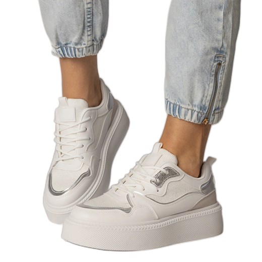 Białe sneakersy z materialową wstawką ze sklepu ButyModne.pl w kategorii Buty sportowe damskie - zdjęcie 181955630
