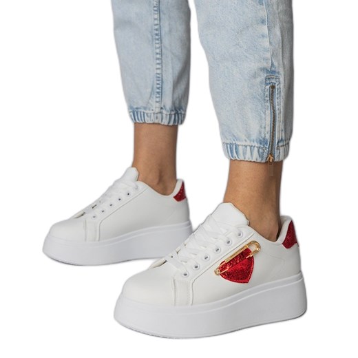 Białe sneakersy z czerwonym serduszkiem ze sklepu ButyModne.pl w kategorii Buty sportowe damskie - zdjęcie 181955681