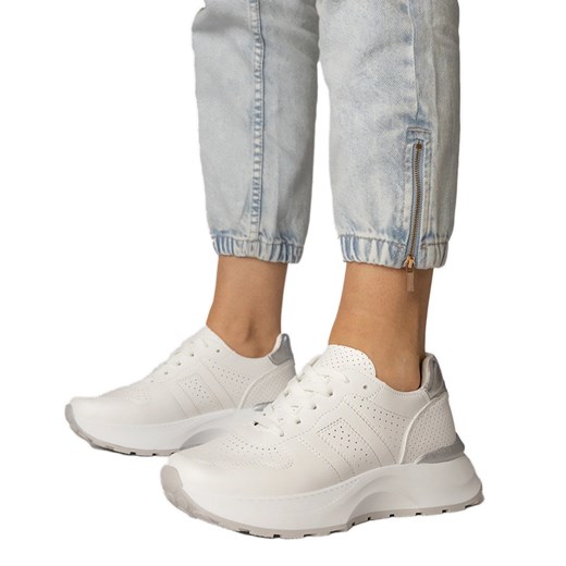 Białe sneakersy sportowe ze srebrną wstawką ze sklepu ButyModne.pl w kategorii Buty sportowe damskie - zdjęcie 181955683