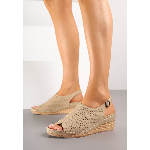 Ciemnobeżowe Sandały Vices na Koturnie z Ażurową Cholewką Nitiana ze sklepu born2be.pl w kategorii Espadryle damskie - zdjęcie 181973170