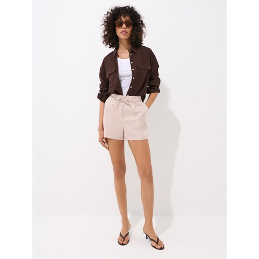 Mohito - Beżowe szorty z wiązaniem w talii - beżowy Mohito 42 Mohito