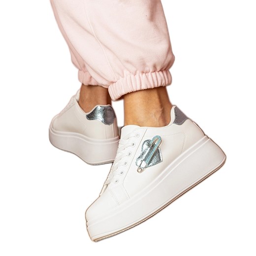 Białe sneakersy z niebieskim serduszkiem a cyrkoniową szpileczką ze sklepu ButyModne.pl w kategorii Trampki damskie - zdjęcie 181984792