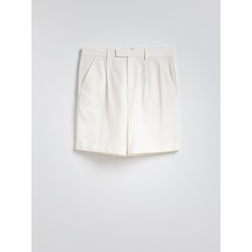 Reserved - Szorty chino regular - biały ze sklepu Reserved w kategorii Spodenki męskie - zdjęcie 181991280