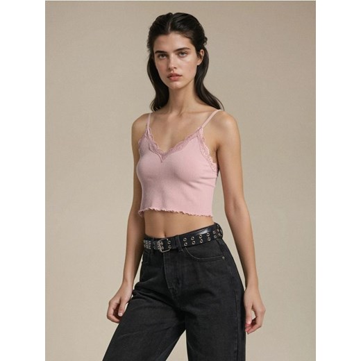 Sinsay - Krótki top z prążkowanej wiskozy z ozodbną koronką przy dekolcie - fioletowy - id: 660BE-34X - marki Sinsay - 181998623 Sinsay - Krótki top z prążkowanej wiskozy z ozodbną koronką przy dekolcie - fioletowy ze sklepu Sinsay w kategorii Bluzki damskie - zdjęcie 181998623