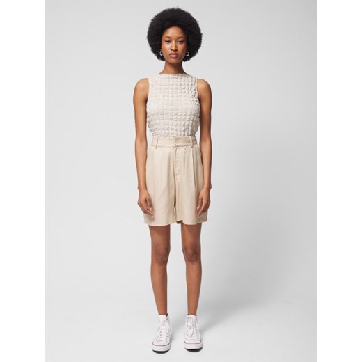 Damskie spodenki casual Outhorn OTHWSS24TSHOF396 - beżowe ze sklepu Sportstylestory.com w kategorii Szorty - zdjęcie 181999464