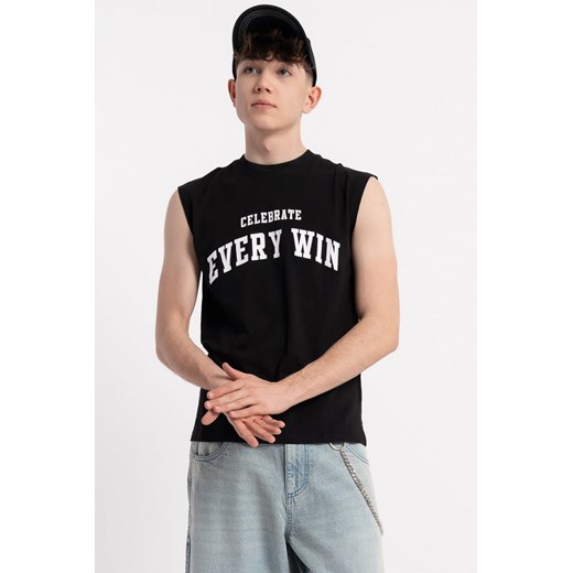 Czarny t-shirt bez rękawów z nadrukiem z przodu, rozmiar - 146, kolor - czarny ze sklepu REPORTER w kategorii T-shirty chłopięce - zdjęcie 182002744
