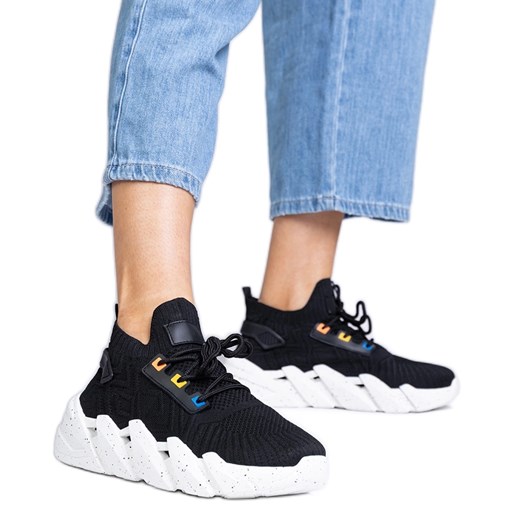 Czarne sportowe sneakersy na masywnej podeszwie ze sklepu ButyModne.pl w kategorii Buty sportowe damskie - zdjęcie 182004371