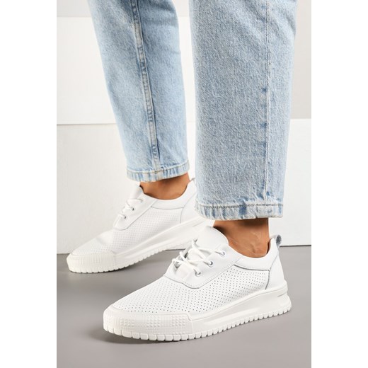 Białe Sneakersy Skórzane z Perforowaną Cholewką Tiravis ze sklepu born2be.pl w kategorii Buty sportowe damskie - zdjęcie 182018363