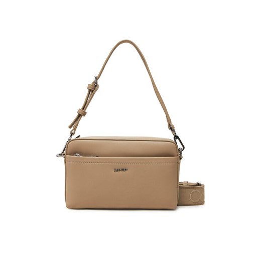 Torebka Calvin Klein Ck Must Convertible Camera Bag K60K612901 Beżowy ze sklepu eobuwie.pl w kategorii Torebki damskie - zdjęcie 182037372