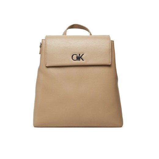 Plecak Calvin Klein Ck Flap Backpack With Conv Strap K60K613038 Beżowy ze sklepu eobuwie.pl w kategorii Plecaki - zdjęcie 182043234
