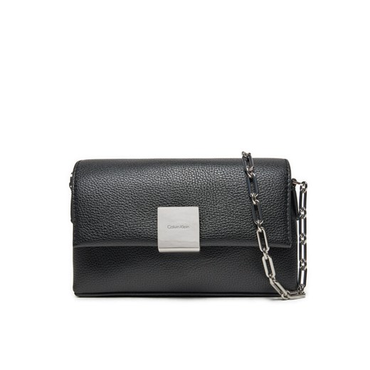 Torebka Calvin Klein Ck Plaque Sm Crossbody W/Chain K60K612785 Czarny ze sklepu eobuwie.pl w kategorii Listonoszki - zdjęcie 182045933