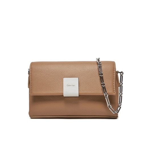 Torebka Calvin Klein Ck Plaque Sm Crossbody W/Chain K60K612785 Brązowy ze sklepu eobuwie.pl w kategorii Listonoszki - zdjęcie 182049364