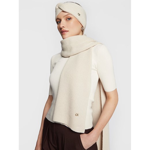 Szalik Calvin Klein Re-Lock K60K610415 Beżowy ze sklepu eobuwie.pl w kategorii Szaliki i chusty damskie - zdjęcie 182078530