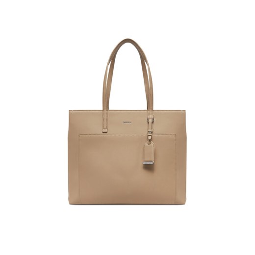 Torebka Calvin Klein Ck Must Medium Shopper W/Pocket K60K613019 Beżowy ze sklepu eobuwie.pl w kategorii Torby Shopper bag - zdjęcie 182079264