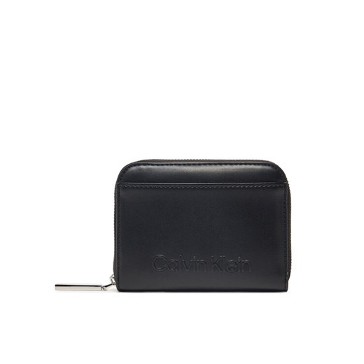 Portfel damski Calvin Klein Embossed Logo Medium Zip Around K60K612965 Czarny ze sklepu eobuwie.pl w kategorii Portfele damskie - zdjęcie 182085623