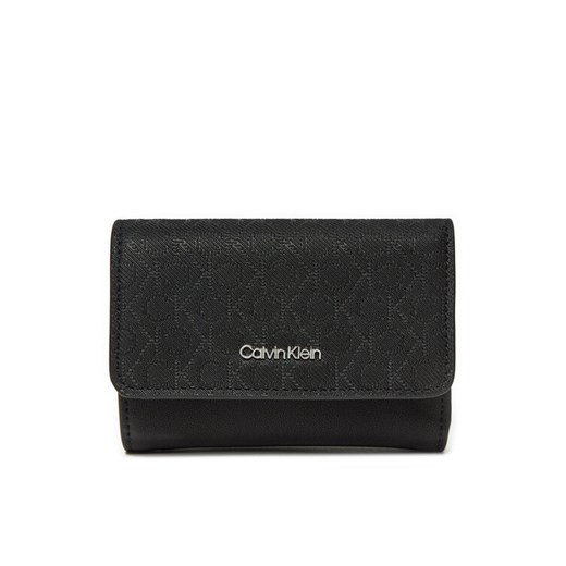 Portfel Calvin Klein Ck Must Small Trifold_Mono K60K612829 Czarny - id: 8721107062990 - marki Calvin Klein - 182106914 Portfel Calvin Klein Ck Must Small Trifold_Mono K60K612829 Czarny ze sklepu eobuwie.pl w kategorii Portfele damskie - zdjęcie 182106914