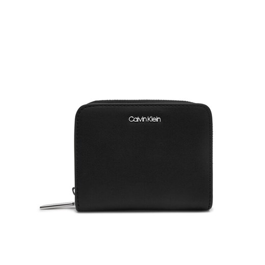 Mały Portfel Damski Calvin Klein Ck Must Medium Zip Around Wallet K60K611937 Czarny ze sklepu eobuwie.pl w kategorii Portfele damskie - zdjęcie 182112212