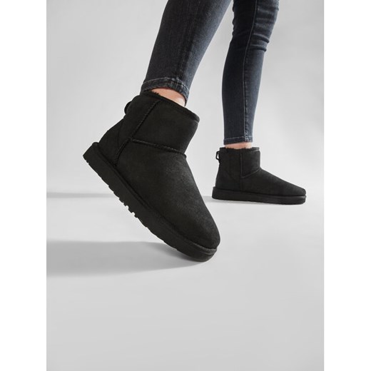 Śniegowce Ugg W Classic Mini II 1016222 Czarny ze sklepu eobuwie.pl w kategorii Śniegowce damskie - zdjęcie 182114811