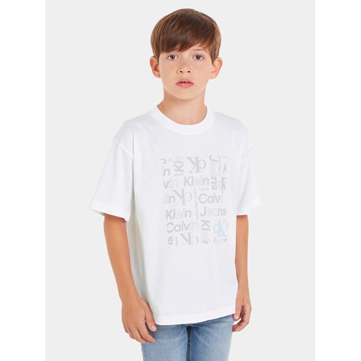 Calvin Klein Jeans T-Shirt Inst Ck Aop IB0IB02106 Biały Boxy Fit ze sklepu MODIVO w kategorii T-shirty chłopięce - zdjęcie 182593810