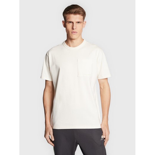 New Balance T-Shirt MT23567 Écru Relaxed Fit ze sklepu MODIVO w kategorii T-shirty męskie - zdjęcie 182593883