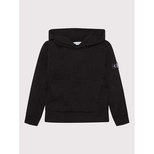 Calvin Klein Jeans Bluza Badge IB0IB01114 Czarny Regular Fit ze sklepu MODIVO w kategorii Bluzy chłopięce - zdjęcie 182594191