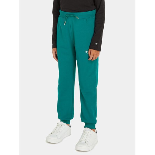 Calvin Klein Jeans Spodnie dresowe Monogram Logo IU0IU00285 Zielony Regular Fit ze sklepu MODIVO w kategorii Spodnie chłopięce - zdjęcie 182594300