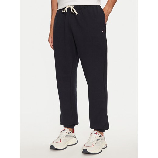 Tommy Hilfiger Spodnie dresowe Essential MW0MW37231 Granatowy Relaxed Fit ze sklepu MODIVO w kategorii Spodnie męskie - zdjęcie 182594364