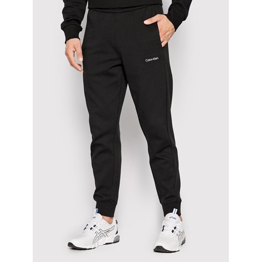 Calvin Klein Spodnie dresowe Micro Logo K10K109940 Czarny Relaxed Fit ze sklepu MODIVO w kategorii Spodnie męskie - zdjęcie 182594442