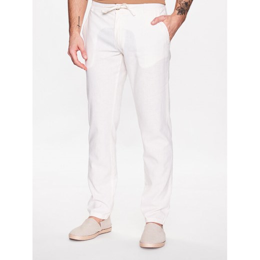 Lindbergh Spodnie materiałowe 30-008003 Biały Tapered Fit ze sklepu MODIVO w kategorii Spodnie męskie - zdjęcie 182594571
