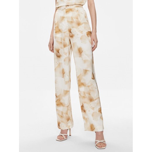 Calvin Klein Spodnie materiałowe K20K206884 Beżowy Regular Fit ze sklepu MODIVO w kategorii Spodnie damskie - zdjęcie 182594753