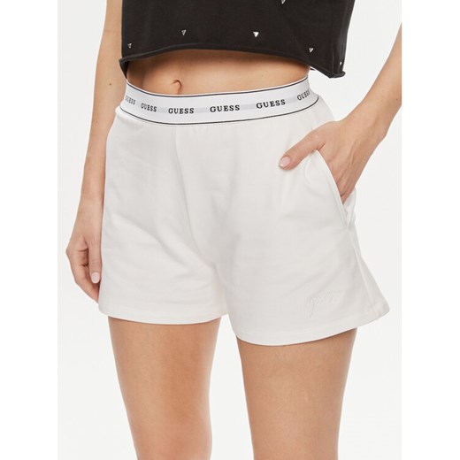 Guess Szorty piżamowe Carrie O4GD02 KBS91 Biały Loose Fit ze sklepu MODIVO w kategorii Piżamy damskie - zdjęcie 182595254