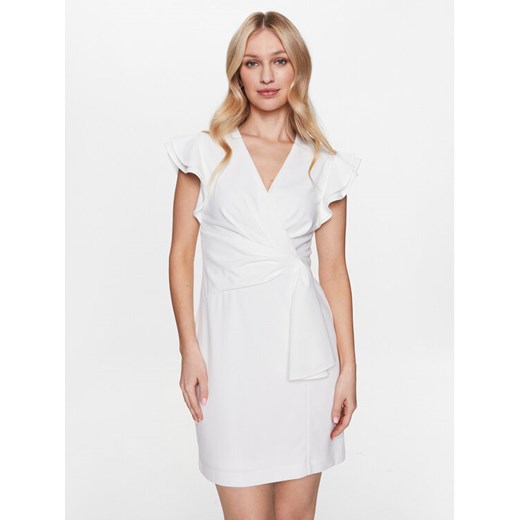DKNY Sukienka koktajlowa DD3C1468 Biały Regular Fit ze sklepu MODIVO w kategorii Sukienki - zdjęcie 182595452