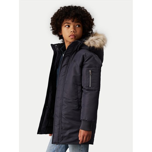 Calvin Klein Jeans Parka IB0IB02253 Czarny Regular Fit ze sklepu MODIVO w kategorii Kurtki chłopięce - zdjęcie 182595512