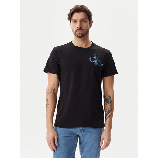 Calvin Klein Jeans T-Shirt Meta Monogram J30J325498 Czarny Regular Fit ze sklepu MODIVO w kategorii T-shirty męskie - zdjęcie 182595854