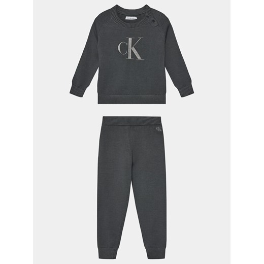 Calvin Klein Jeans Komplet sweter i spodnie materiałowe IN0IN00167 Szary Regular Fit ze sklepu MODIVO w kategorii Dresy chłopięce - zdjęcie 182596441
