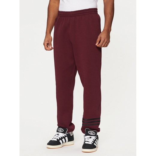 adidas Spodnie dresowe Neuclassics JC9902 Czerwony Loose Fit ze sklepu MODIVO w kategorii Spodnie męskie - zdjęcie 182596534