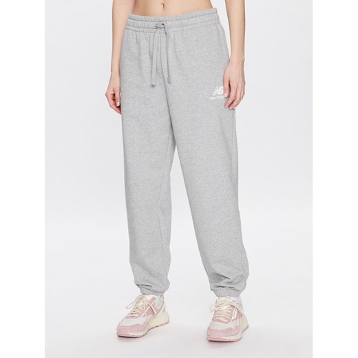 New Balance Spodnie dresowe WP31530 Szary Relaxed Fit ze sklepu MODIVO w kategorii Spodnie damskie - zdjęcie 182596603