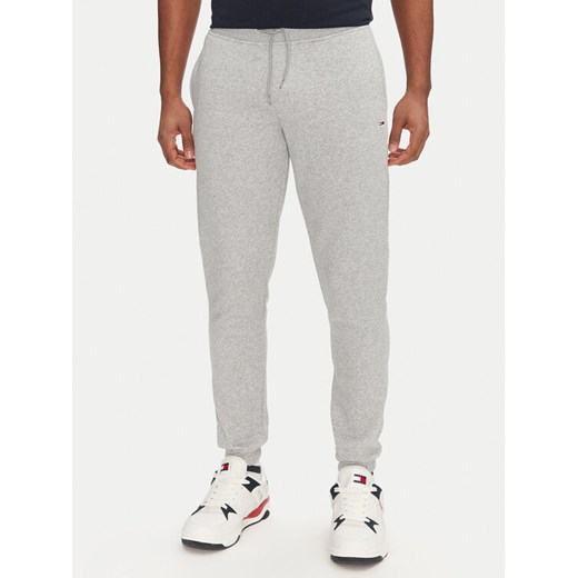 Tommy Jeans Spodnie dresowe Flag DM0DM20473 Szary Slim Fit ze sklepu MODIVO w kategorii Spodnie męskie - zdjęcie 182596804