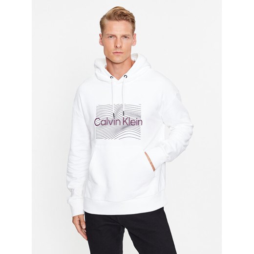 Calvin Klein Bluza Wave Lines Hero K10K112774 Biały Regular Fit ze sklepu MODIVO w kategorii Bluzy męskie - zdjęcie 182597583