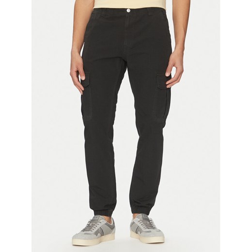 Tommy Jeans Joggery Ryan DM0DM20284 Czarny Regular Fit ze sklepu MODIVO w kategorii Spodnie męskie - zdjęcie 182598131